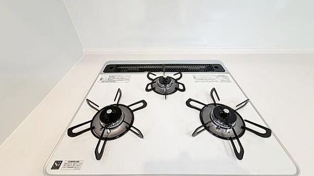 《三口ガスコンロ》 ■毎日料理をする方、家族の分まで作られる方には必須の三口ガスコンロ。同時進行が可能で効率よく、楽しく料理ができます。