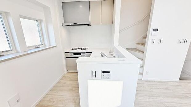 《システムキッチン》　■会話を楽しみながら食事を味わう。一緒にいる時間が楽しい空間。カフェにいるような気分で毎日を過ごしたい。