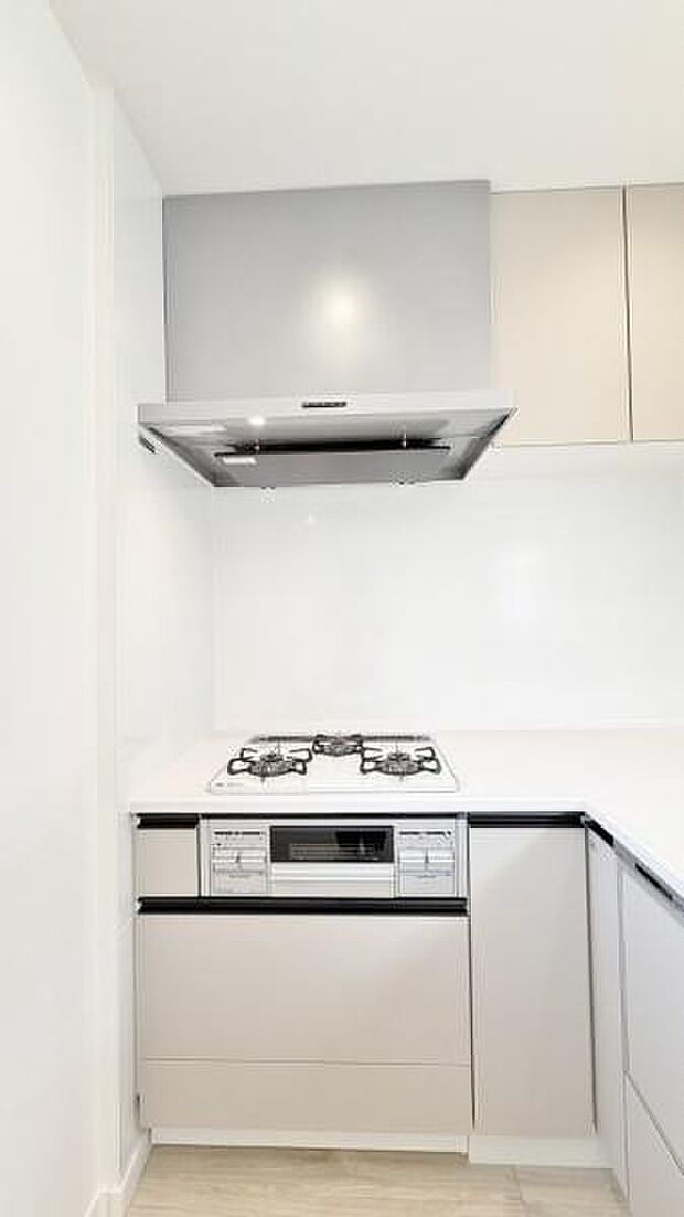 《システムキッチン・レンジフード》　■カフェのようなスリムレンジフード。清潔感あるシルバーで、キッチンをモダンに演出します。