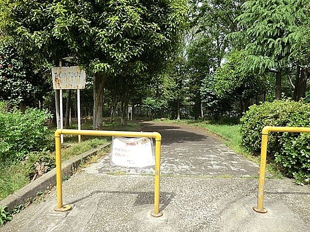 南生田一丁目公園まで159m、子ども向け遊具とスポーツ施設がある公園です。遊具は滑り台、ブランコ、スプリング遊具、お砂場などがあります。