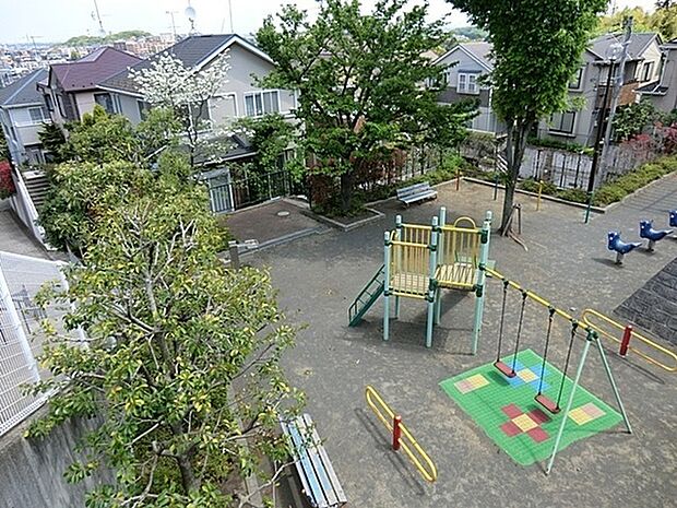 栗谷上の山公園まで506m、住宅街のスタンダードな公園です。ベンチや複合遊具があり、小さなお子さんも安心して遊べます。