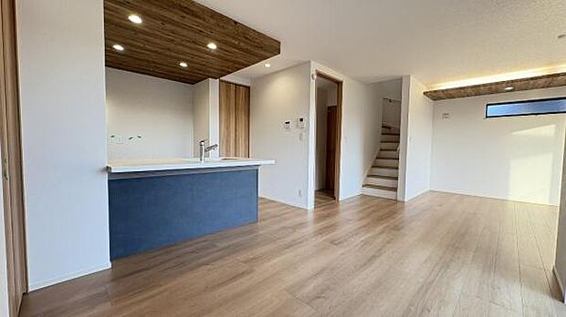 《リビングダイニング》 ■豊かな光が照らすこの場所は、たわいもない会話を楽しみ、ゆったりとした時間を過ごす場所。家族の日常が刻まれる大切な空間です。自然光に溢れるこの空間はリフレッシュにピッタリです。