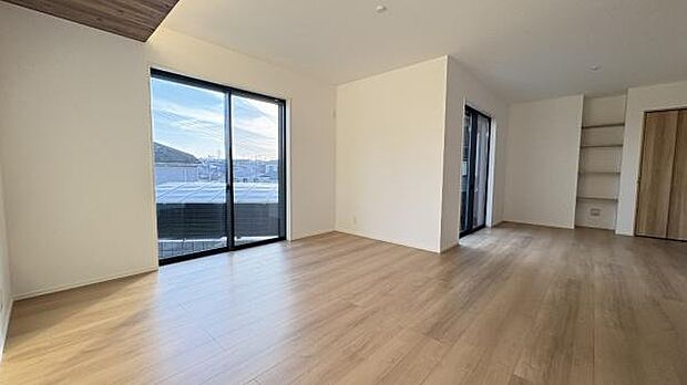 《リビングダイニング》　■開放的で広いリビング。のびのびとくつろげるリビングは、家族のコミュニケーションの場として、みんなが集まる場所に。