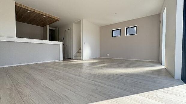 《リビングダイニング》　■豊かな光が照らすこの場所は、たわいもない会話を楽しみ、ゆったりとした時間を過ごす場所。家族の日常が刻まれる大切な空間です。自然光に溢れるこの空間はリフレッシュにピッタリです。