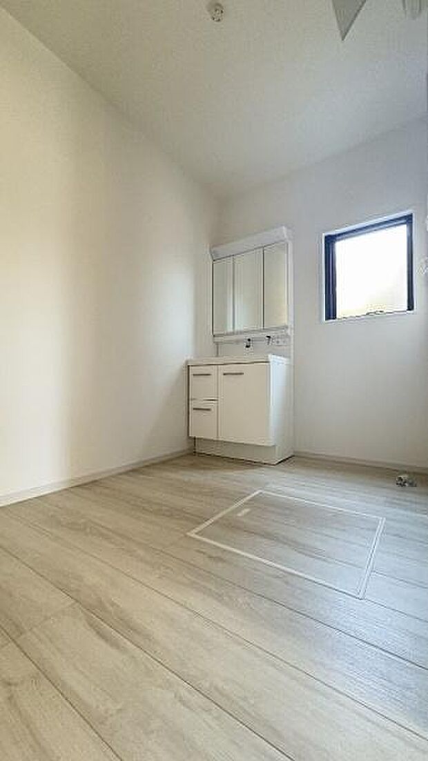 《洗面化粧台》 ■使いやすいシャープなデザインの洗面化粧台。