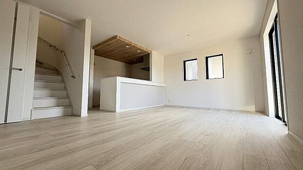 《リビングダイニング》　■開放的で広いリビング。のびのびとくつろげるリビングは、家族のコミュニケーションの場として、みんなが集まる場所に。