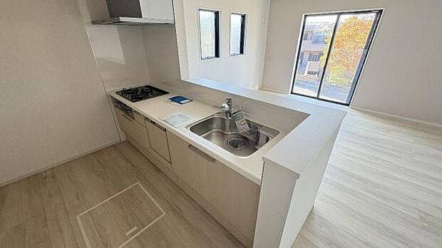 《ダイニングキッチン》　■家族が集う楽しく親子の会話も弾む対面キッチン。明るく清潔で使い勝手のいいキッチンには、いつも家族の笑顔があふれています。