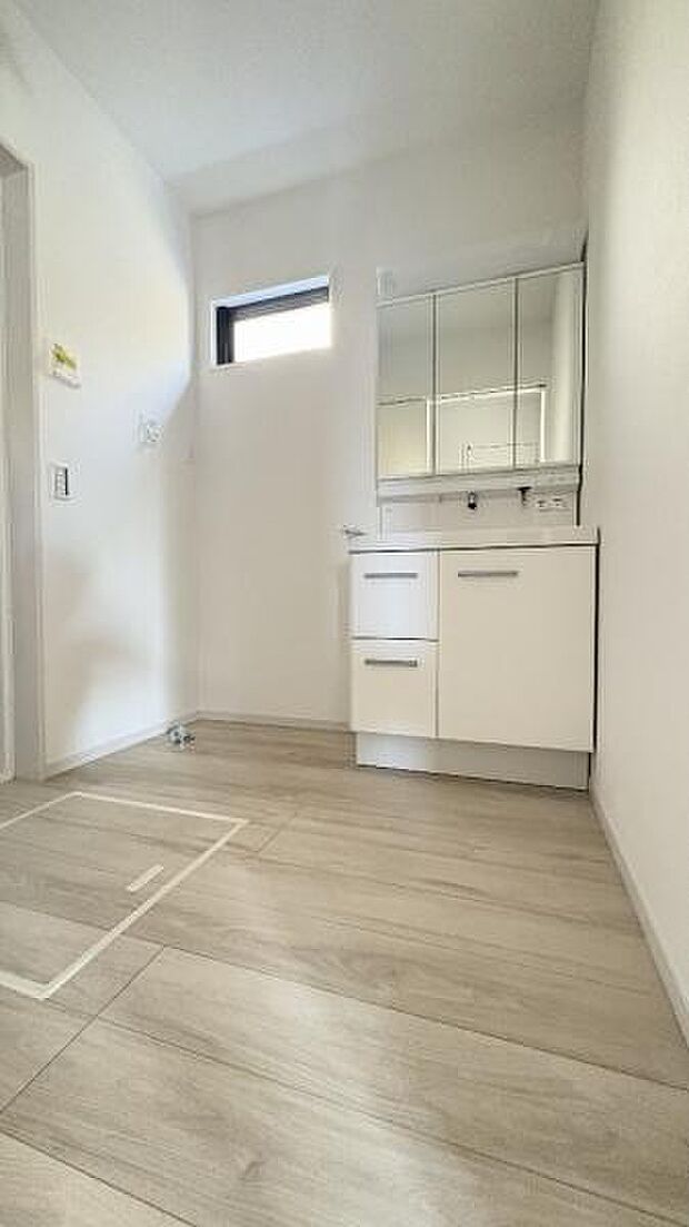 《洗面化粧台》　■使いやすいシャープなデザインの洗面化粧台。