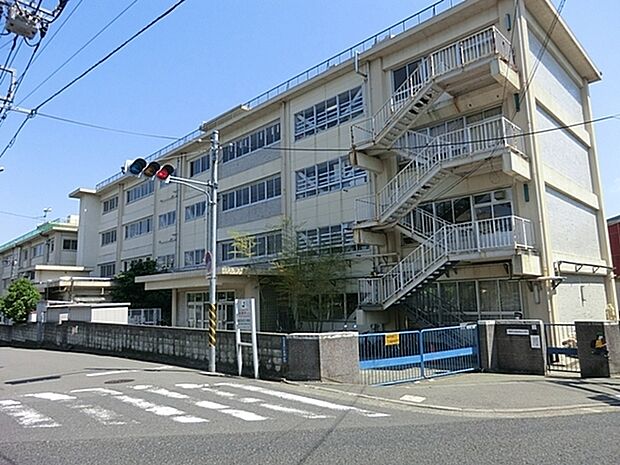 川崎市立南百合丘小学校まで1682m