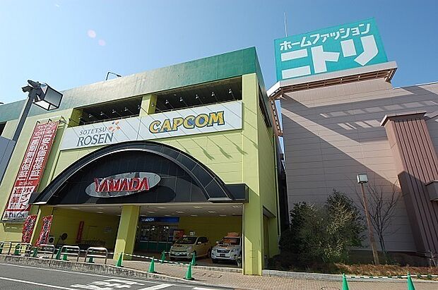 マリコム磯子まで1515m、スーパー、大型電器店、ホームセンター、ゲームセンター、ファミレスなどがあり、ファミリーで楽しめるところ。駐車場あり。