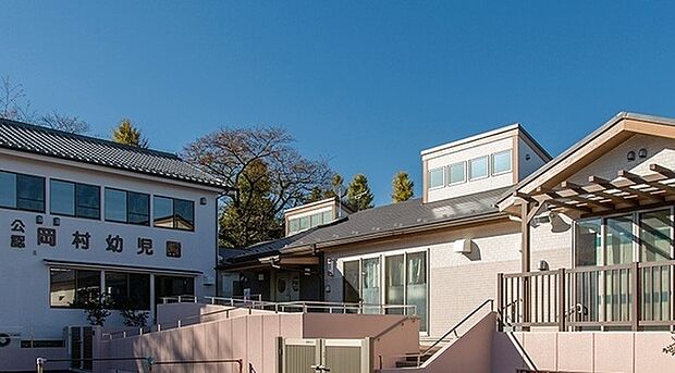 岡村幼児園まで800m、岡村天満宮の境内の中にある緑豊かな広い園庭で、園児たちは毎日元気に遊びます。