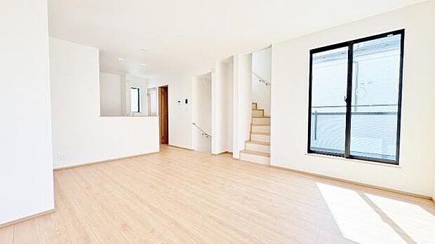 《リビングダイニング》　■家族が自然と集まって、思い思いにくつろぎ、遊び、語らう、やすらぎの空間。