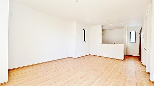 《リビングダイニング》　■開放的で広いリビング。のびのびとくつろげるリビングは、家族のコミュニケーションの場として、みんなが集まる憩いの場所に。