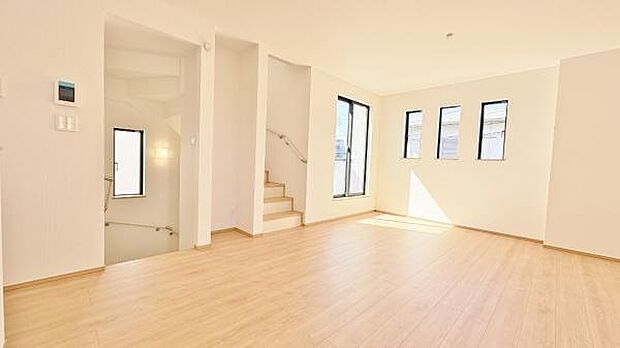 《リビングダイニング》　■上質な時間を育む暮らしのメインステージ。寛ぎとご家族とのコミュニケーションを育む居心地のよい場所。