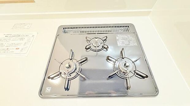 《三口ガスコンロ》 ■毎日料理をする方、家族の分まで作られる方には必須の三口ガスコンロ。同時進行が可能で効率よく、楽しく料理ができます