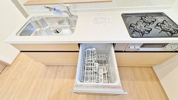 《食器洗い乾燥機》■食事後もゆっくり過ごせる食器洗い乾燥機を設置。手洗いよりもキレイに洗え、節水にもなる主婦の味方です