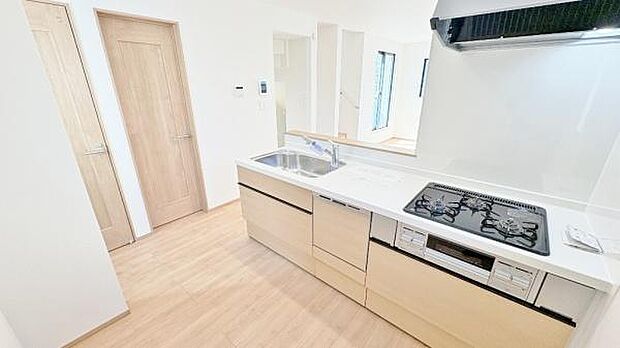 《システムキッチン》　■大型冷蔵庫や食器棚を置いても余裕なスペース。奥様の料理の腕も上がりそうな予感。