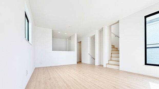 《リビングダイニング》　■開放的で広いリビング。のびのびとくつろげるリビングは、家族のコミュニケーションの場として、みんなが集まる憩いの場所に。