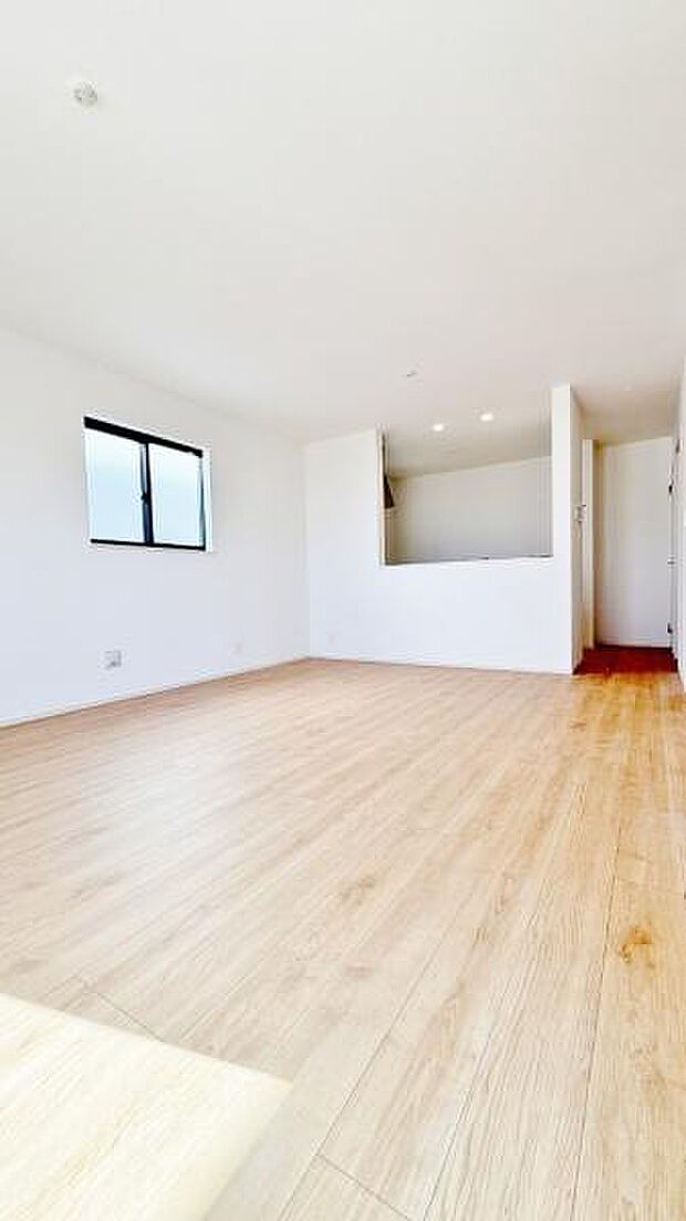 《リビングダイニング》　■大画面ＴＶも余裕、インテリアプランが考えやすいワイドなリビング。家族がしぜんに集まる広さ、お子様が思わず走り出す大空間。