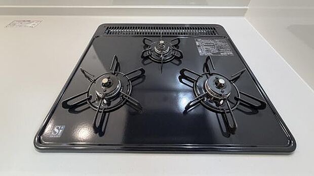 《三口ガスコンロ》 ■毎日料理をする方、家族の分まで作られる方には必須の三口ガスコンロ。同時進行が可能で効率よく、楽しく料理ができます