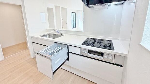 《システムキッチン》　■大型冷蔵庫や食器棚を置いても余裕なスペース。奥様の料理の腕も上がりそうな予感。