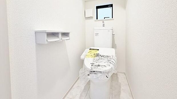 《トイレ》　■トイレは明るい空間で清潔感があります。