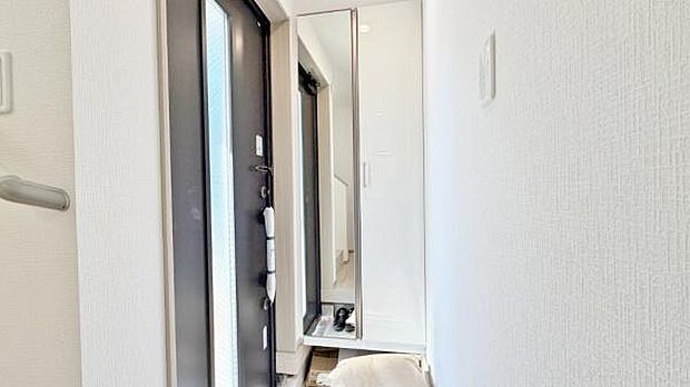 《玄関》　■玄関を開けると、エントランスホールがお出迎え。上がりがまちやシューズボックスがゆったりと構え、心地よさに包まれます。