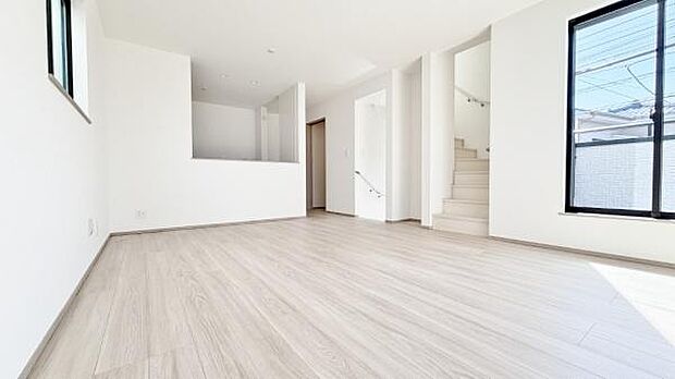 《リビングダイニング》　■落ち着いた雰囲気で、大人の気品漂うＬＤＫ。オープンキッチンからは家族へも視線が届きやすく、家事をしながらでも、楽しく団らんのひとときを過ごせそうです。