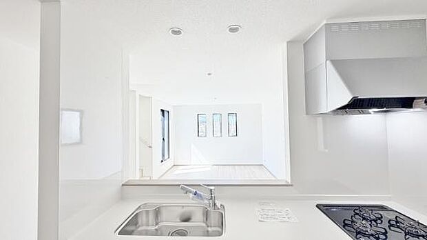 《ダイニングキッチン》　■人気の対面キッチン。家族団らんの食卓。本画像は家具家電や小物の配置をCGで作成しており、実際に現地に家具家電は置かれておりません。また、価格に家具家電は含まれておりません。