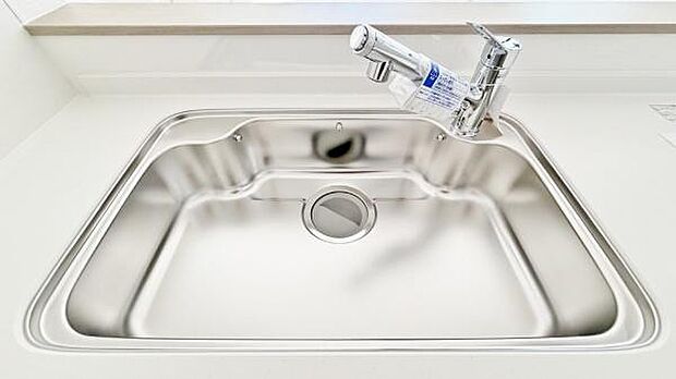 《キッチン》　■ステンレス製シンク。幅と奥行きがありますので、食器洗時のストレスも減りそうです。