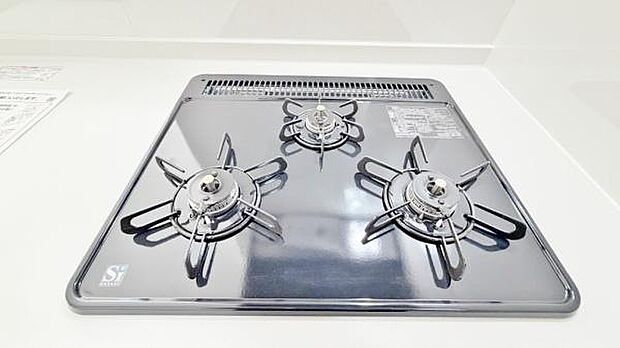 《三口ガスコンロ》 ■毎日料理をする方、家族の分まで作られる方には必須の三口ガスコンロ。同時進行が可能で効率よく、楽しく料理ができます