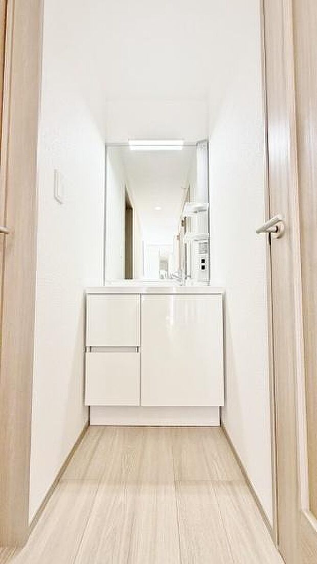 《洗面化粧台》　■使いやすいシャープなデザインの洗面化粧台。