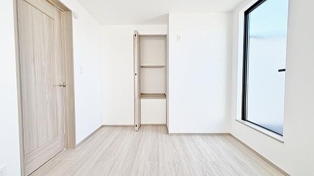 《洋室》　■収納もしっかりとれていて、陽当たりも良く明るい居室。