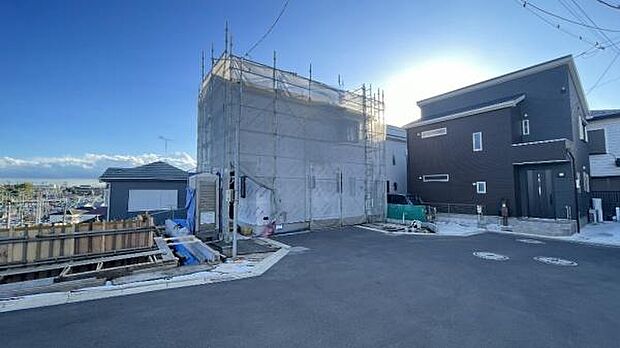 《前面道路》　■道路と敷地はフラットな地形です。