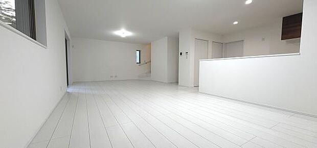 《リビングダイニング》　■開放的で広いリビング。のびのびとくつろげるリビングは、家族のコミュニケーションの場としてみんなが集まる場所に。