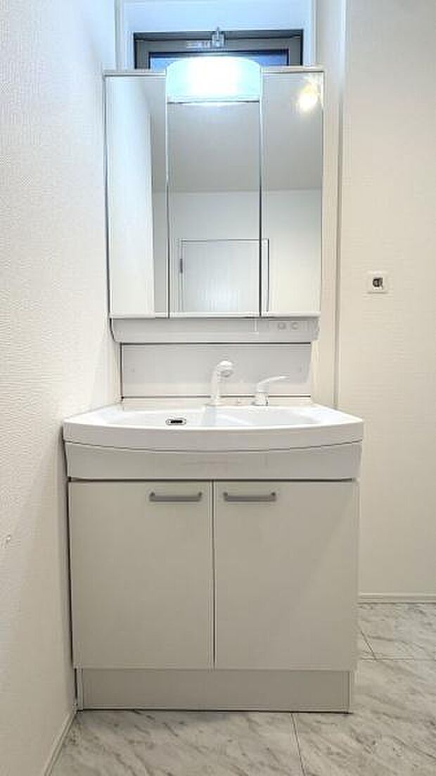 《洗面化粧台》　■使いやすいシャープなデザインの洗面化粧台。