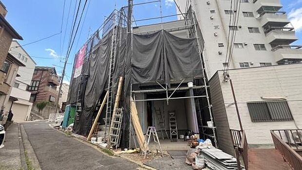 《外観》 ■青空の下、洗練されたデザインが輝く住まい。新しい暮らしを始めるのにふさわしい、光と風が心地よい空間です。
