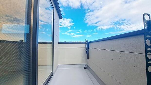 《バルコニー》 ■「青い空」と「白い雲」、「気分が晴れる場所」がここにあります。