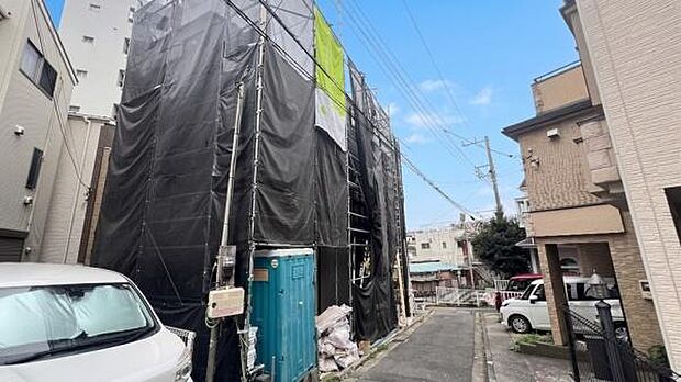 《前面道路》　■道路と敷地はフラットな地形です。