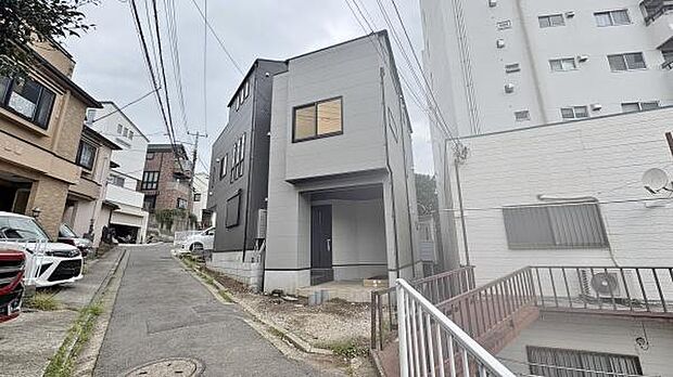 《前面道路》 ■道路と敷地はフラットな地形です。