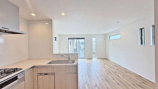 《リビングダイニング》 ■開放的で広いリビング。のびのびとくつろげるリビングは、家族のコミュニケーションの場として、みんなが集まる憩いの場所に。