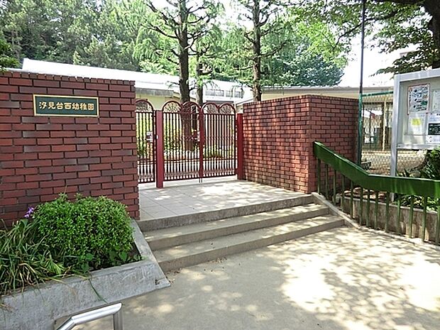 汐見台西幼稚園まで586m、たくさんの木に囲まれた園庭、目の前には久良岐公園と大変自然に恵まれています。