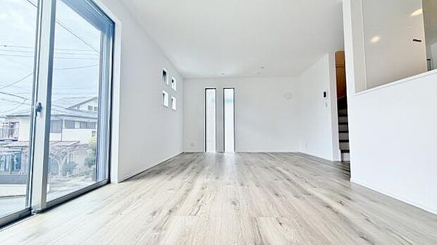 《リビングダイニング》 ■開放的で広いリビング。のびのびとくつろげるリビングは、家族のコミュニケーションの場として、みんなが集まる憩いの場所に。