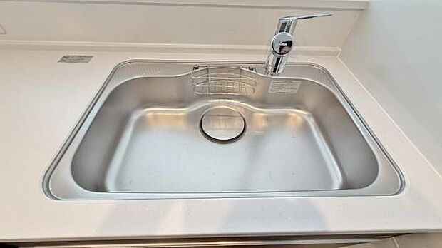 《キッチン》 ■ステンレス製シンク。幅と奥行きがありますので、食器洗時のストレスも減りそうです。