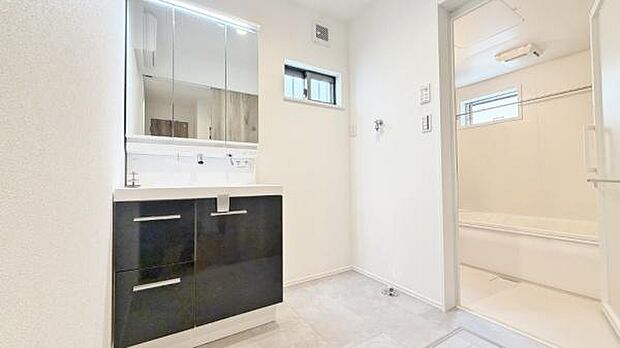 《洗面台》 ■朝のバタバタした身支度を支えてくれる洗面所。