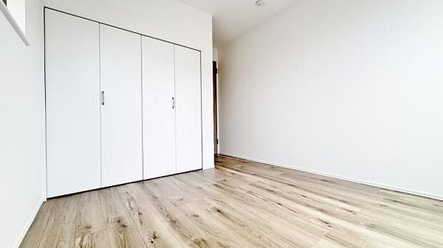 《洋室》 ■収納もしっかりとれていて、陽当たりも良く明るい居室。