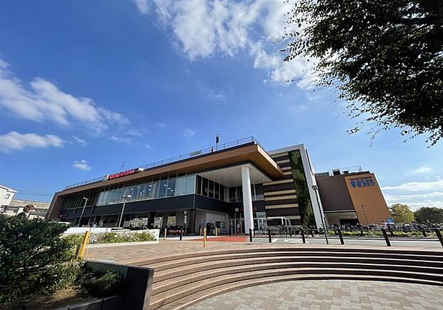 ヨークフーズ上大岡店まで655m、イトーヨーカドー系列の食品に特化したスーパー。品ぞろえも豊富でお買い物がしやすいです。駐車場有、たくさん買っても大丈夫。