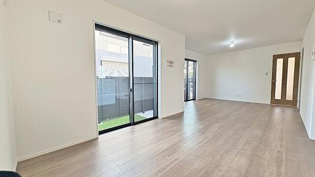 《リビングダイニング》　■家族が自然と集まって、思い思いにくつろぎ、遊び、語らう、やすらぎの空間。隣室との間仕切りを開け放てばより一層開放的な空間に。