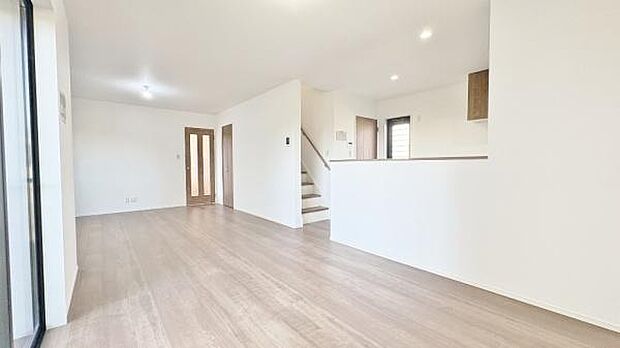 《リビングダイニング》　■豊かな光が照らすこの場所は、たわいもない会話を楽しみ、ゆったりとした時間を過ごす場所。家族の日常が刻まれる大切な空間です。自然光に溢れるこの空間はリフレッシュにピッタリです。