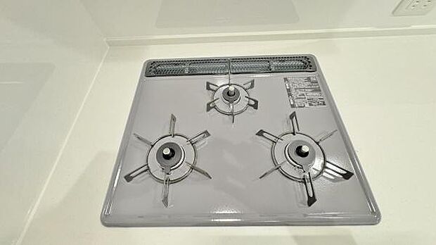 《三口ガスコンロ》 ■毎日料理をする方、家族の分まで作られる方には必須の三口ガスコンロ。同時進行が可能で効率よく、楽しく料理ができます